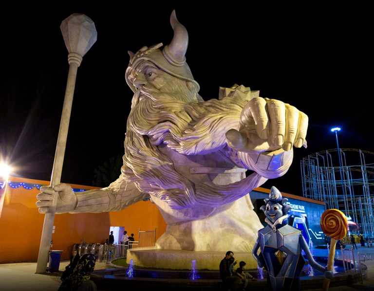 مجسمه غول پیکر رستم در ورودی شهربازی قهرمانان